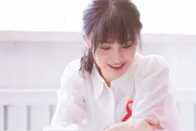 郑爽探访红丝带学校 与小朋友亲密互动图片