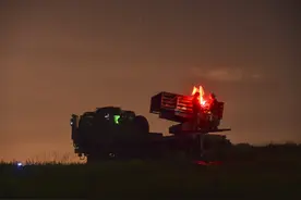 猛！近距离看火箭炮万箭齐发图片