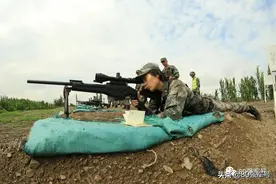 这个女班长，练兵有点狠图片