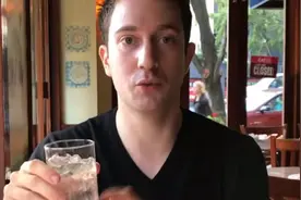 我们习以为常，美国人觉得奇葩的习惯，吃饭喝水睡觉全中！扎心了图片