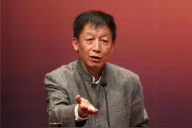 易中天：本以为母亲是乡下姑娘，没想到真实身份是总理府的大小姐图片