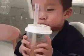 爆笑动图：哈哈哈哈哈哈这奶茶太上头了图片