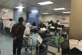 看到这个七窍流血的人，医生抓住最后一丝希望展开救治图片