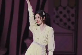 绑双马尾的鞠婧祎太可爱了吧，穿上黄色连衣裙，妥妥的校花范儿！图片
