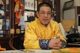 大叔戴乾隆扳指，价值上亿，专家劝上交，他说六个字让专家闭嘴图片