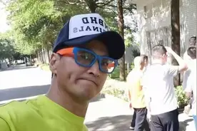 息影做食品生意，61岁何家劲内地工厂招工惹争议，被网友吐槽黑心图片