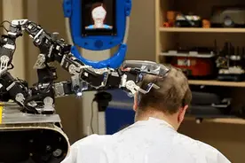 老外打造剪头机器人为自己理发，结果它比Tony老师还能聊图片