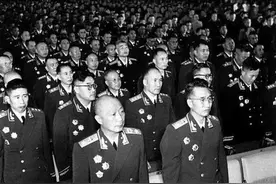 大授衔时，三千多名老红军连校级军衔都评不上，毛主席：一律少校图片