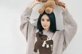 杨幂泰迪熊私服写真，毛绒造型慵懒又俏皮，酷女孩又上线啦图片