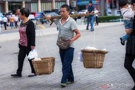 肩挑箩筐、手拿铁片榔头的卖糖人，儿时最美记忆，如今很少能看到图片