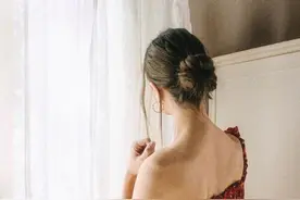 美人只需一个背影就足够，用迷人线条，塑造夏日魅力的无限风情图片