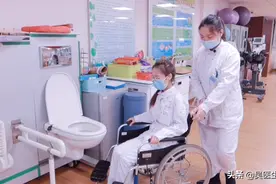 康复课堂｜在家如何安全的帮助偏瘫患者上厕所图片