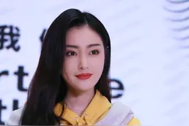 张天爱厉害了，穿上宽松的卫衣也不显臃肿，三七分比例太优越图片