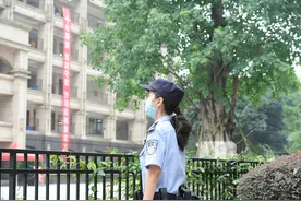儿子场内高考，妈妈场外巡逻——渝中女警特殊方式陪伴孩子“赶考”图片