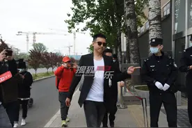 高云翔开庭罕露面，发福超多认不出，前妻董璇离婚后却美成少女图片