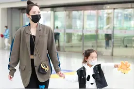 董璇机场拧女儿耳朵！穿西装露脐装美如画，女儿躲怀里撒娇太可爱图片