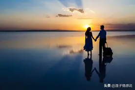 女人的“身体语言”暗示你，她喜欢上你了，你知道吗？图片