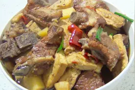 排骨这样配起来炖，一个土豆加豆腐，味道鲜美，香气扑鼻，很好吃