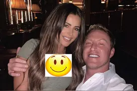 美国明星女儿坐在继父大腿上拍合照，引起网友群嘲：这姿势太暧昧图片