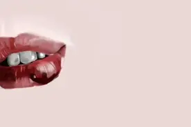 这是我孩子16岁画的，有点意思，尤其是滴血的嘴唇那张！图片