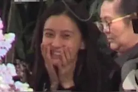 baby带娃现身聚会，素颜暴露真实颜值，皮肤黝黑靠全身涂粉增白图片
