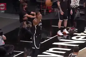 杜兰特底线发球，直接砸篮板后沿出界图片