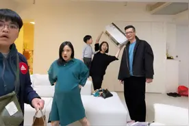 徐佳莹临盆在即与友聚会，挺孕肚搞怪拍照，素颜状态显憔悴图片
