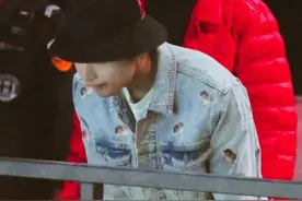 超暖，成毅录制快本下班，向粉丝鞠躬感谢，一起拍照合影。图片