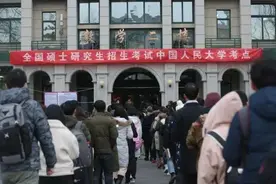 “抱歉，我们只看第一学历！”图片