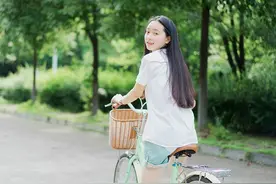 有趣的“多人游戏”自行车，可以坐下7个人，骑车就像在聚会图片