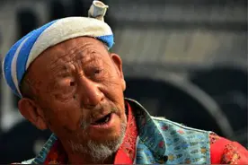 故事：男子夜守果园睡窝棚里，半夜感觉脸上痒，伸手抓到一根绳子图片
