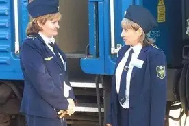 各国女列车员对比照图片