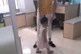 3岁女孩打针后，扬言要找医生“报仇”，看到娃的行为爸爸笑翻了图片