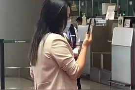 何洁减肥失败！路人镜头下粗臂水桶腰全曝光，发现被拍后眼神无奈图片