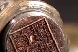 老人用5斤香菇换的龙头拐杖，却被专家当场拆掉图片