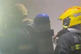 家中突发火灾，6岁女孩沉着冷静“教科书式”报警自救视频封面