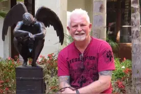 敢抢银行？！大温花臂大爷擒下持枪劫匪！警察都看傻了图片