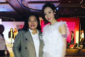 杨思琦这是没钱啦？出席活动半透纱裙太廉价，脸上浓妆41岁太真实图片