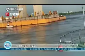 男子江中违法垂钓 遇到民警还“飙船”逃窜图片