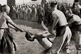 洋人直击晚清愚昧：砍掉一个人头两元钱，国人围观欢呼像看戏图片