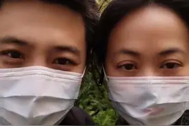 52岁孙涛与爱妻罕同框，女方颜值惊艳气质出众，两人甜蜜亲吻互动图片