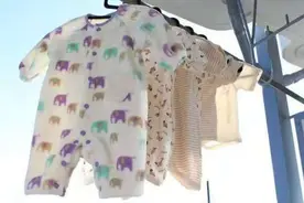 婆婆叮嘱天黑前把孩子衣服收进屋，宝妈不以为然，婆婆：不是迷信图片
