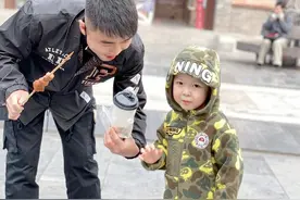温馨！国乒奥运冠军晒与儿子出游照片，父子俩满脸笑容相当快乐图片