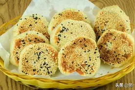 油酥芝麻烧饼家常做法，一折一按，又酥又香，咬一口满口焦香图片