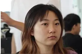 小姐姐决定改变自己，到理发店做完发型后，网友：大妈变网红图片