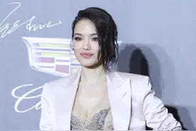 舒淇也真够拼的，裸色透视蕾丝裙还嫌没看点，穿件黑色内衣来抢镜图片