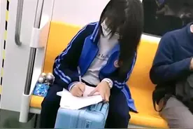 女孩乘地铁趴行李箱上学习，勤奋的孩子还可以如何利用交通时间？图片