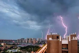 超震憾又浪漫！粉色闪电频频“闪爆”长沙夜空图片
