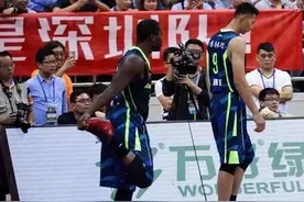 易建联脱鞋事件始末图片
