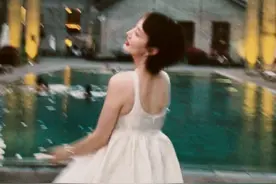 主持人晓敏为李好庆生，晒自拍未见老公出镜，穿宽松吊带小腹微凸图片